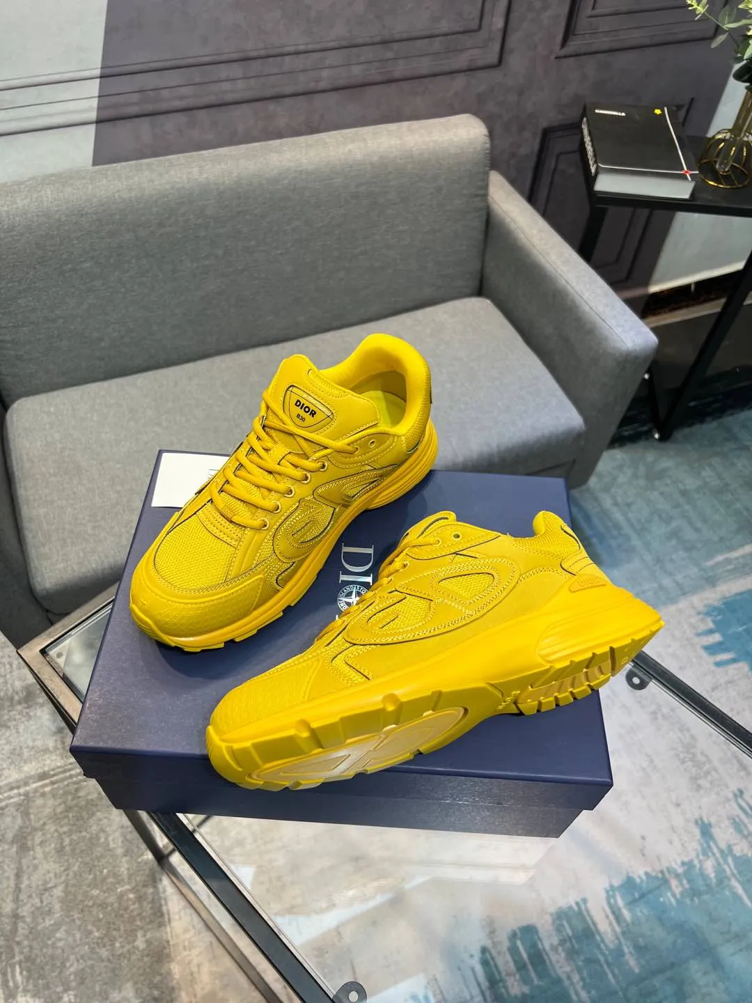 Men's shoes 💰600 high version joint model 🍸 Dior Dior The Island co-branded B30 sneakers follow the trend of the retro market and are Dad Shoes style shoes. The Dior logo on the tongue also indicates that this pair of shoes is the B30 model! B30 uses fine-textured leather and mesh cloth materials to form a shoe body. There are conspicuous letters CD on both sides of the shoe body to indicate the identity. Many lines on the shoe body outline the details, making the shoes look less monotonous and full of retro flavor. ♺ Upper: Original customized technical fabric + mesh ♺ Inner lining: Original customized breathable lining ♺ Outsole: Original molded IP foam + TPU outsole ♺ Heel height: 3.5cm ♺Code number: 39-44 (45 46 customized)